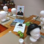 Tisch mit Magritte Hüten