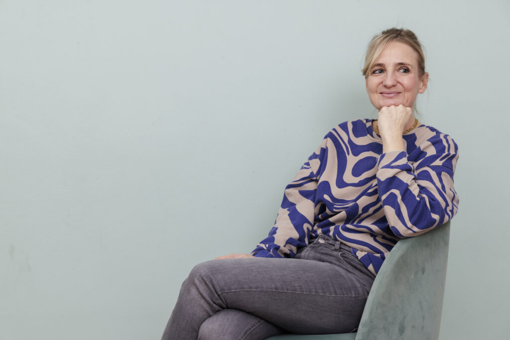 Ludolf, Foto 2023, auf dem Sofa, Blick nach rechts